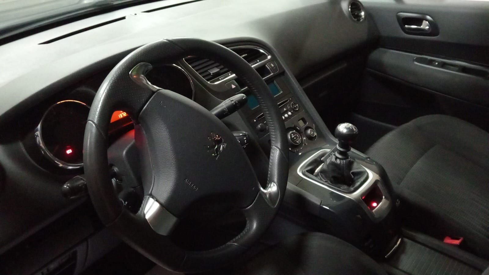 PEUGEOT 5008 Access 1.6 HDI 115 FAP